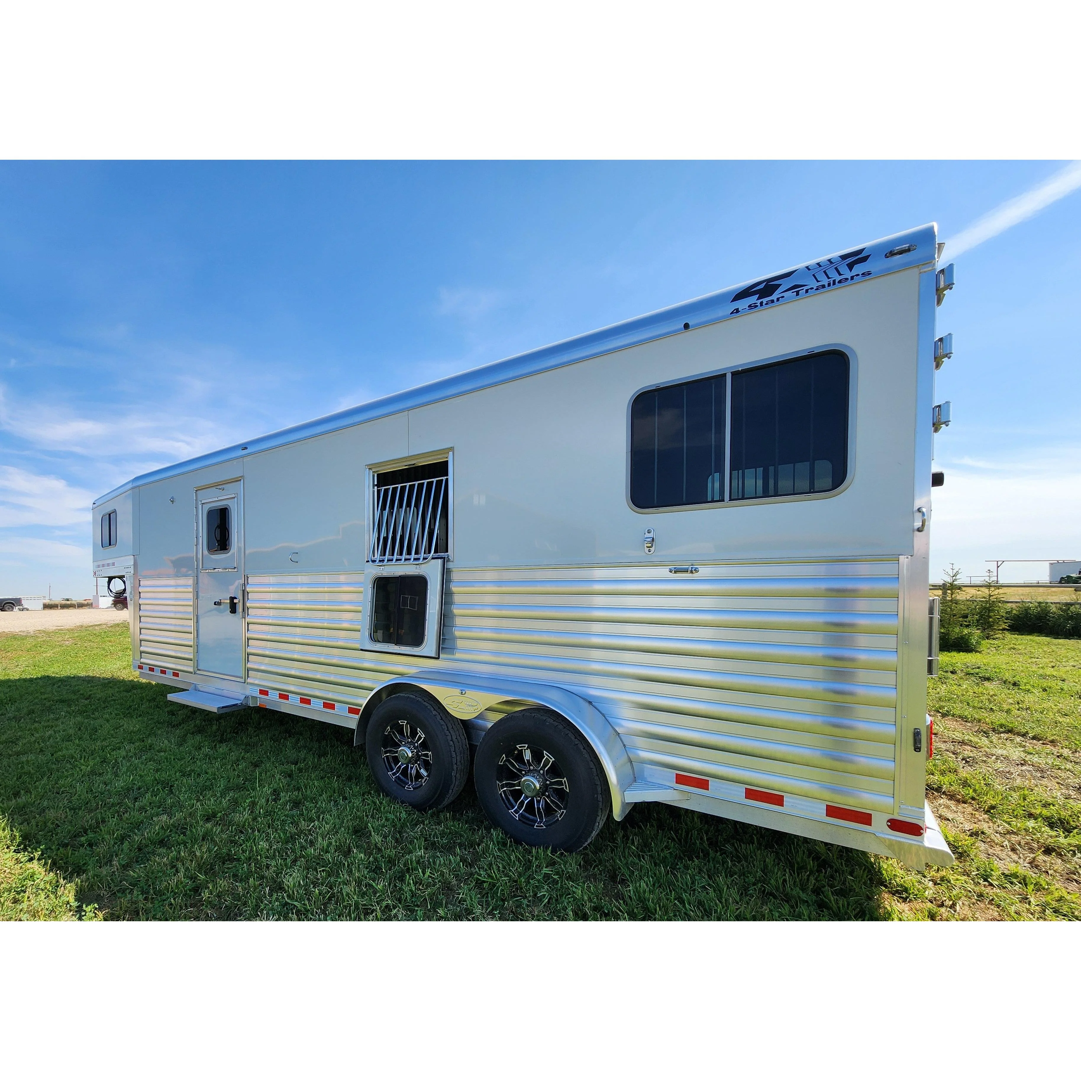 2026 4-Star 24' 2+1 Horse Trailer - Image 19
