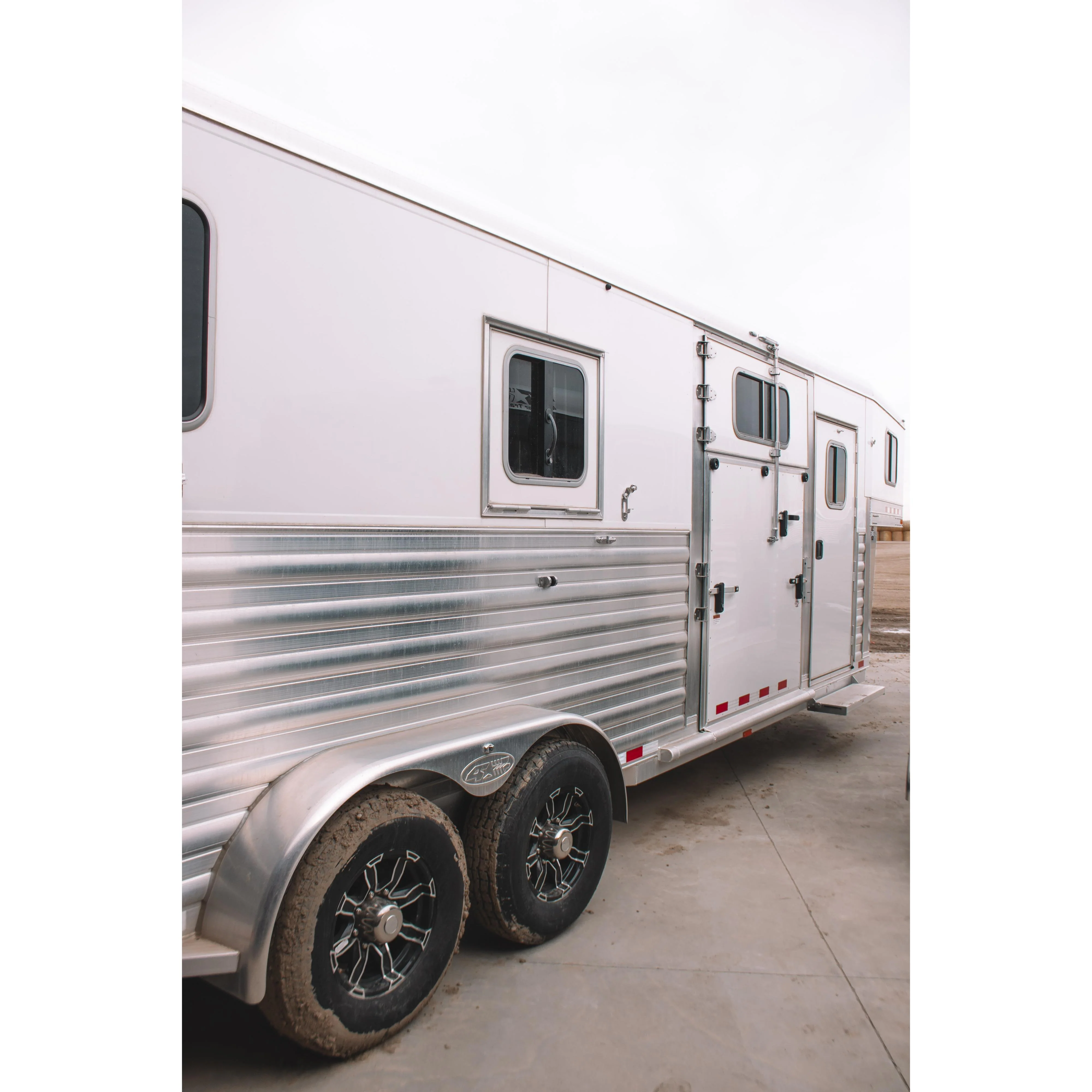 2026 4-Star 24' 2+1 Horse Trailer - Image 2