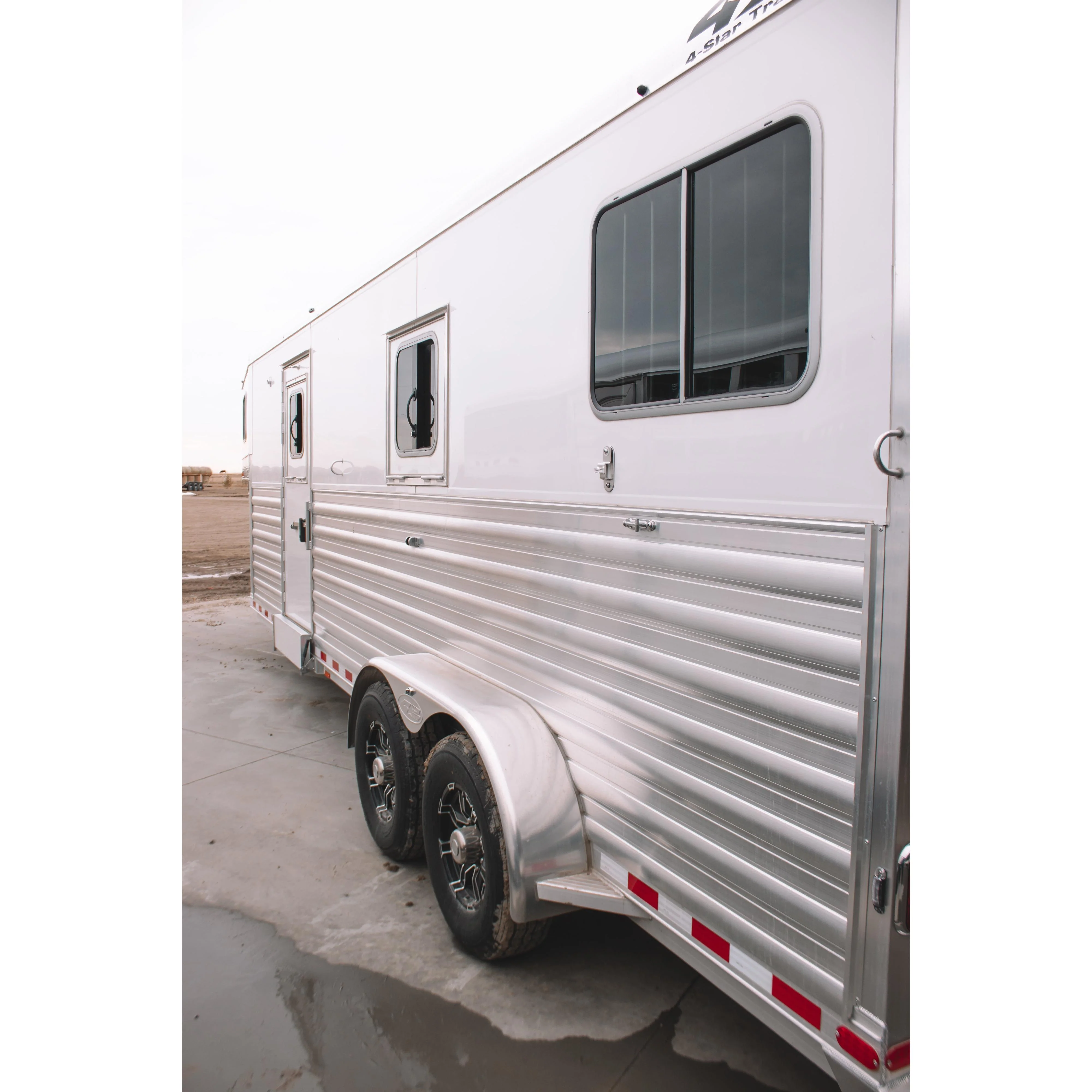 2026 4-Star 24' 2+1 Horse Trailer - Image 3