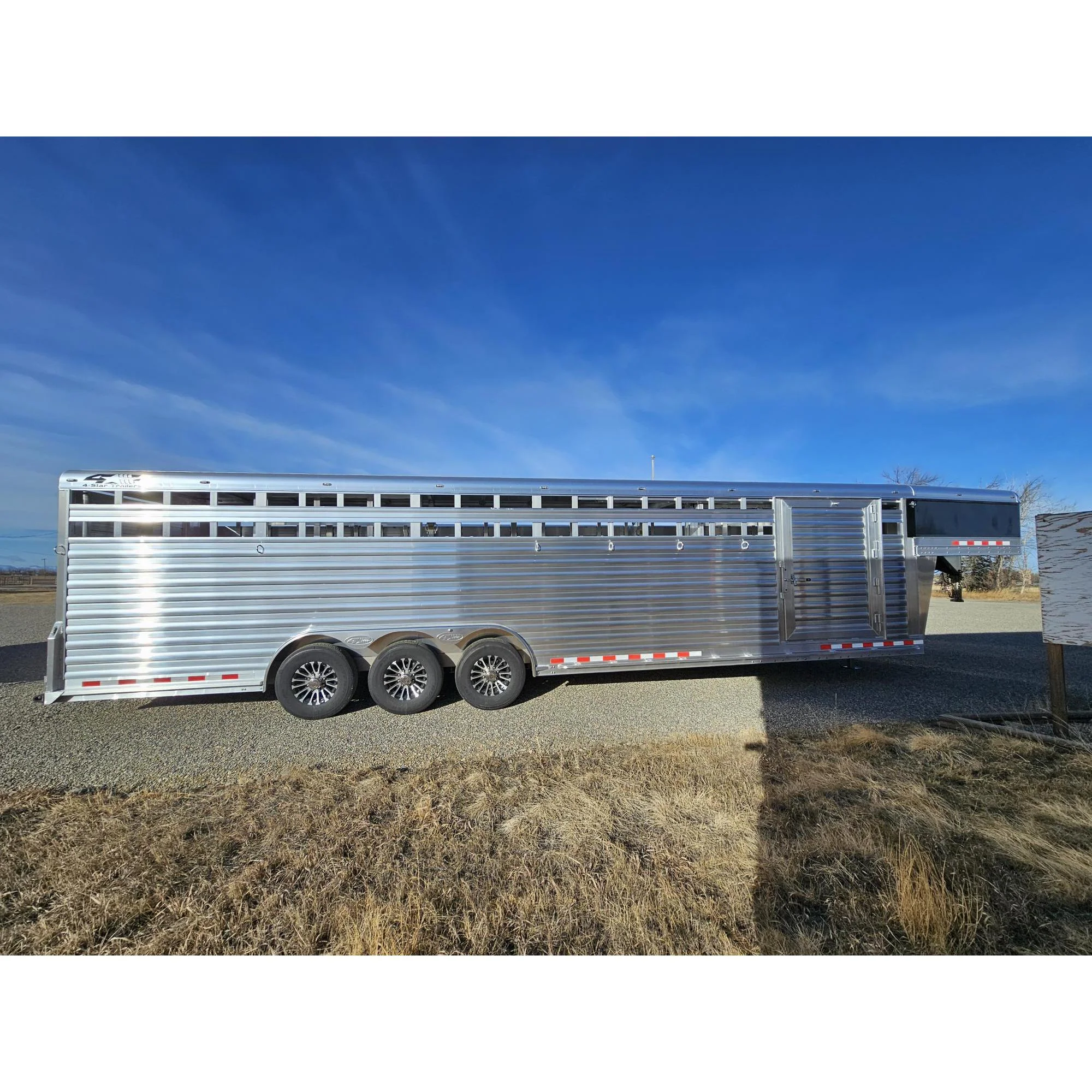 2026 4-STAR 32' Stock Trailer with Rolling Center Gate - Image 4