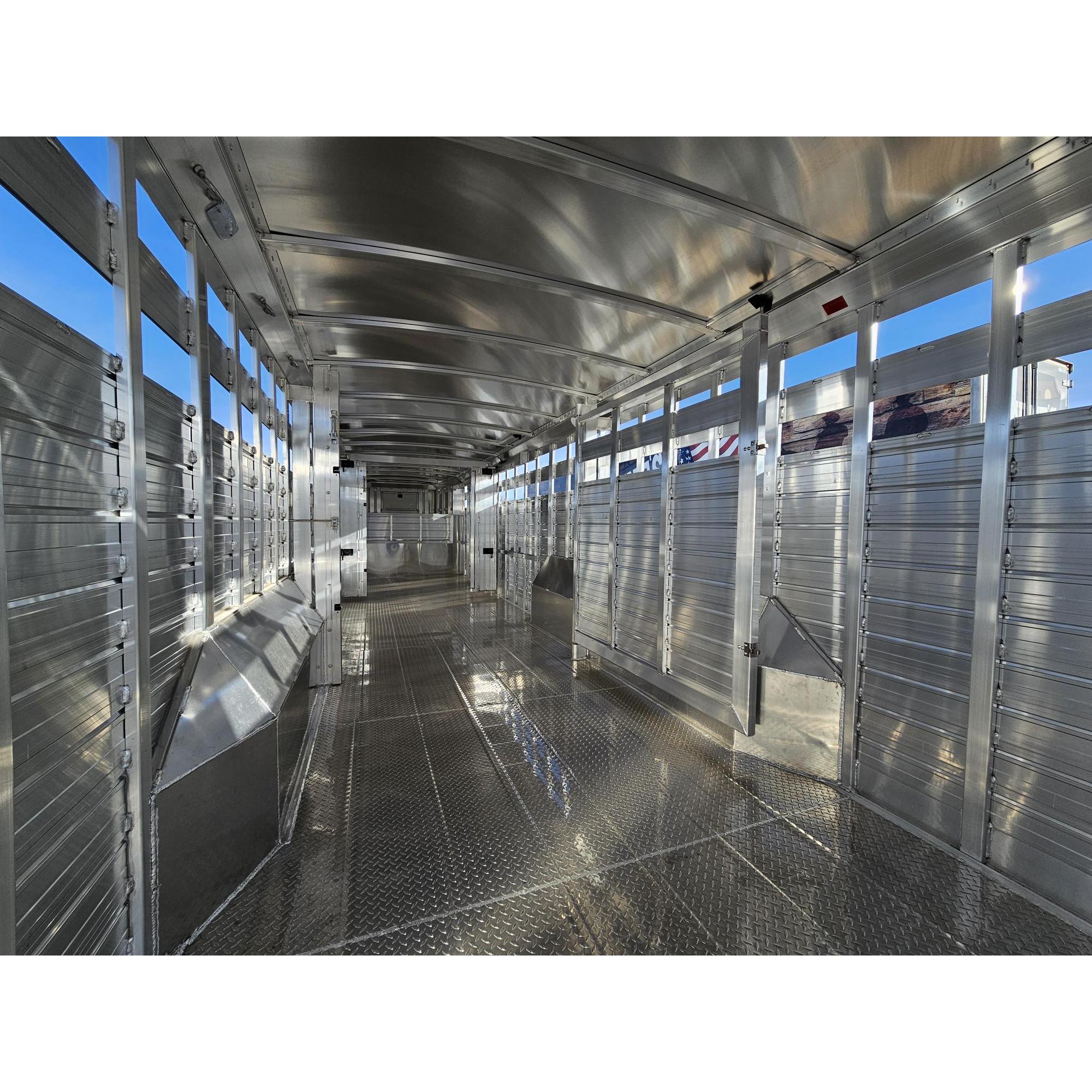 2026 4-STAR 32' Stock Trailer with Rolling Center Gate - Image 7
